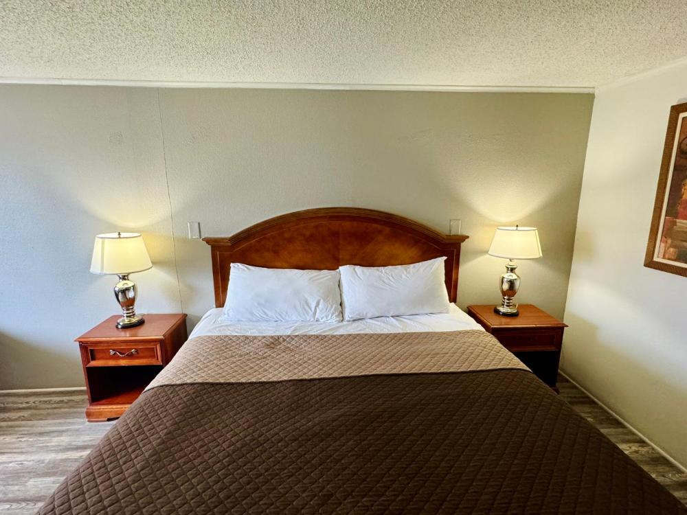King Room - Non-Smoking interior
